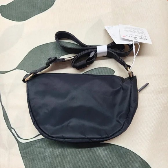 lululemon athletica Midnight Blue Crossbody Bag-2L - Picture 2 of 3